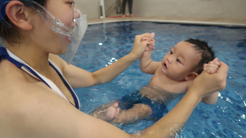 在水中透過浮力，可以幫助寶寶練習手的抓握