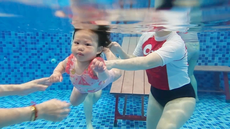 寶寶潛水時耳朵進水，離開水面後可以讓他輕輕地頭傾斜讓積水流出