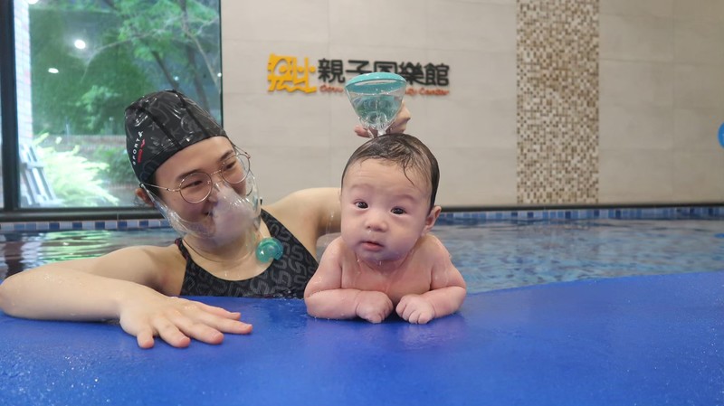 幫寶寶洗澡是最好的居家水中互動，不用害怕寶寶的臉碰到水