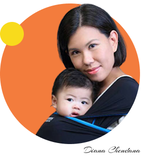 創辦人 Diana Chendana 示範正確的嬰兒揹巾穿戴方式,展現親密育兒 (Attachment Parenting) 理念,以及在嬰幼兒游泳發展與人體工學領域的專業性。