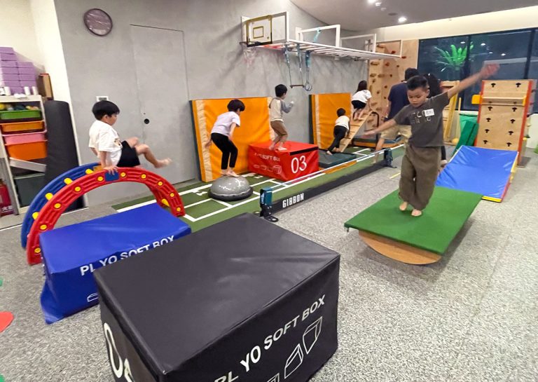 Oovi 兒童體能館的障礙賽道 (Obstacle Circuit) 全景,孩子們進行跳躍、平衡與攀爬等多樣化活動,全面提升粗大動作 (Gross Motor Skills) 與心肺耐力。