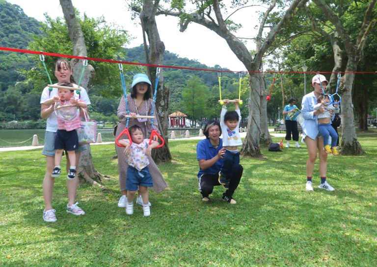 孩子們在戶外樹林間挑戰繩索懸吊設施,這項冒險活動能大幅強化上肢肌力與手部握力 (Grip Strength),並滿足孩子對擺盪與攀爬的感覺統合需求。