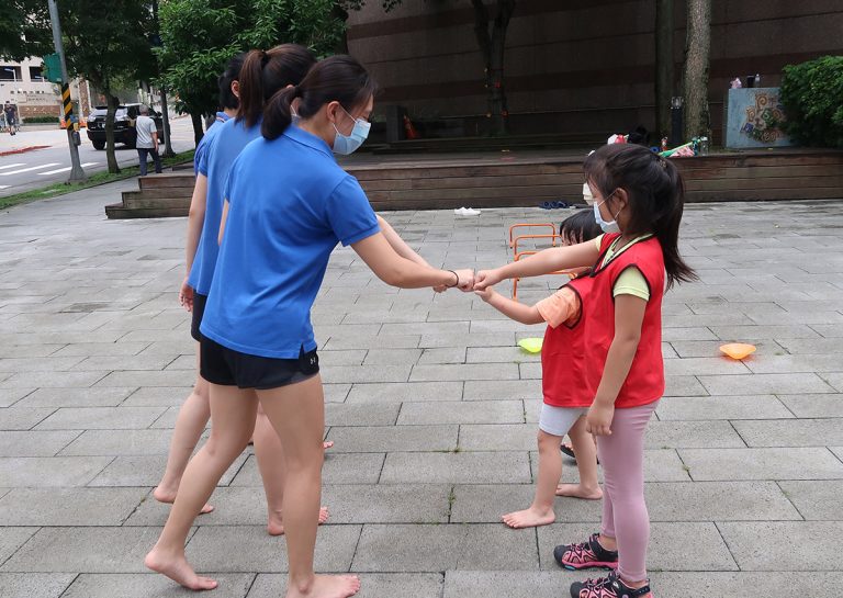 兒童在課程結束後與隊友進行擊拳 (Fist Bump) 互動,這象徵著運動家精神 (Sportsmanship) 的養成,是 Oovi 課程中重視社交情緒學習 (SEL) 與人際尊重的具體實踐。