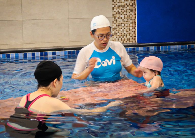 教練利用大型浮毯製造不穩定平面,引導幼兒進行動攀爬與平衡訓練,強化前庭覺刺激與核心肌群發展。