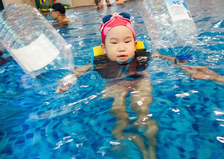 幼兒穿著救生衣並利用寶特瓶進行水上自救 (Water Safety) 演練,學習利用隨身物品增加浮力並保持仰漂求生姿勢。