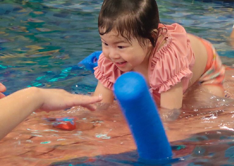 幼兒在水中主動伸手抓取漂浮玩具,訓練本體感覺與身體協調性,鼓勵孩子在水中展現探索慾望與獨立性。