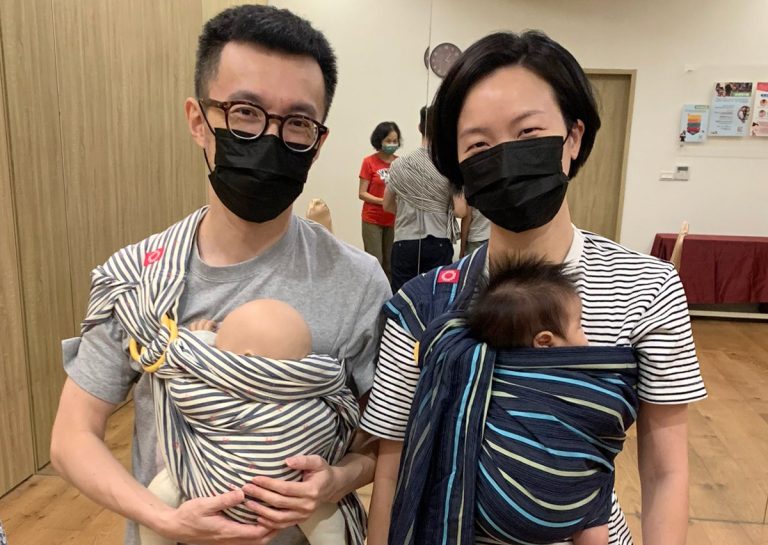 父母在課堂上同時練習不同款式的揹巾操作,包含環形揹巾 (Ring Sling) 與長布揹巾,學習針對不同月齡寶寶調整支撐度,讓揹巾成為輕鬆育兒的神隊友。