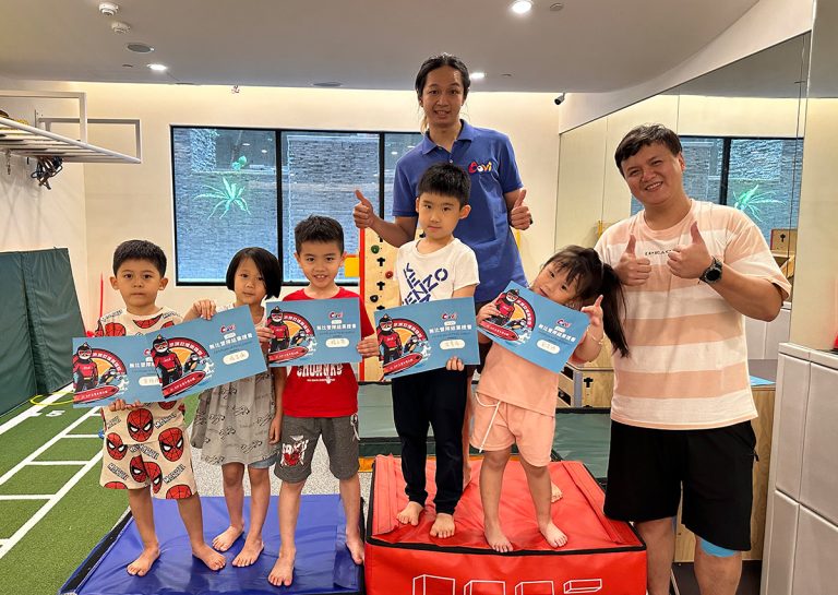 位於台北內湖的Oovi無比親子同樂館暑假營隊,孩童完成階段性訓練後與教練合影並展示證書,透過成就感強化運動學習的正向反饋。