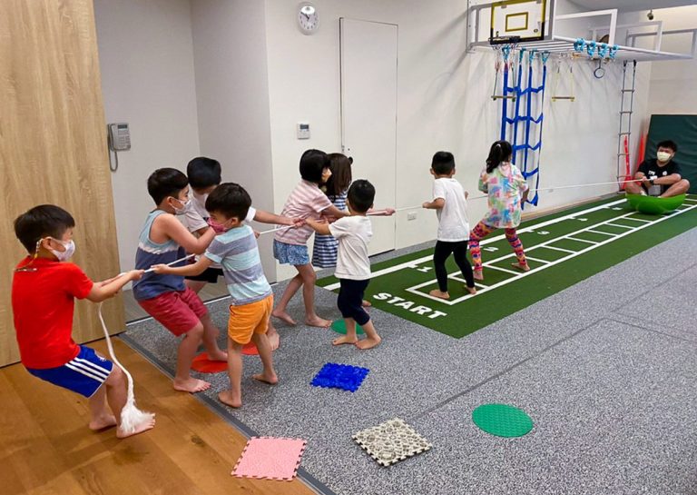 Oovi 暑假營隊舉辦團隊拔河挑戰,學員在教練引導下學習口令協調與集體發力,建立良好的團隊溝通。