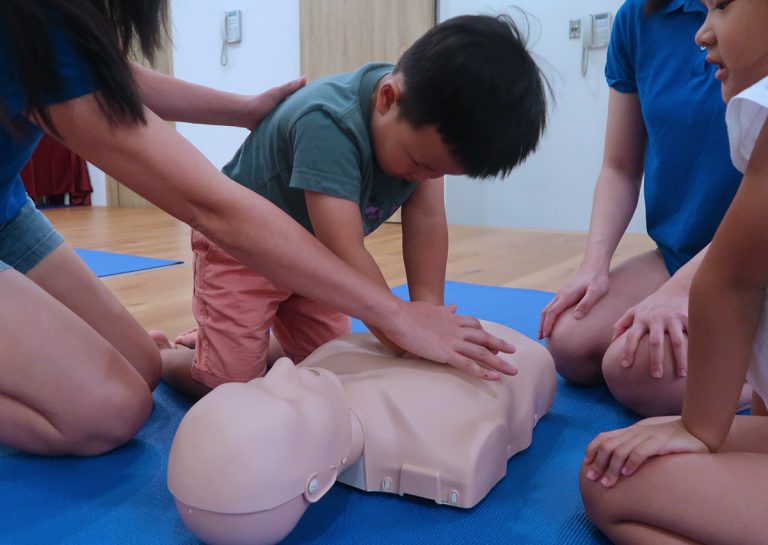 學員在 Oovi 專業教練指導下,練習對安妮假人進行正確的 CPR 胸外按壓,透過實作教學建立關鍵的急救流程與防溺意識。