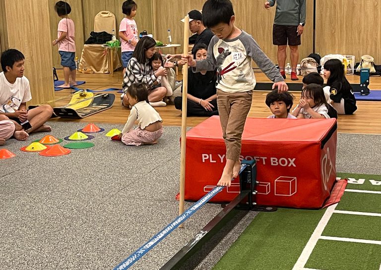 男童在體能教室專注地行走於平衡木 (Balance Beam) 上,這項 FMS 訓練能強化本體感覺 (Proprioception) 與核心穩定度,培養孩子在不穩定環境下的身體控制力。