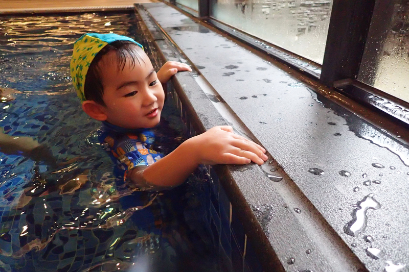 夏日親子在戶外公園草地開心玩耍
