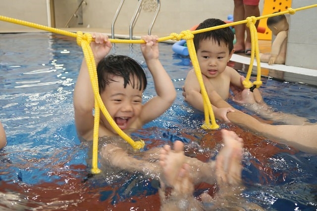 孩子在水中攀爬繩索,訓練核心與上肢肌力