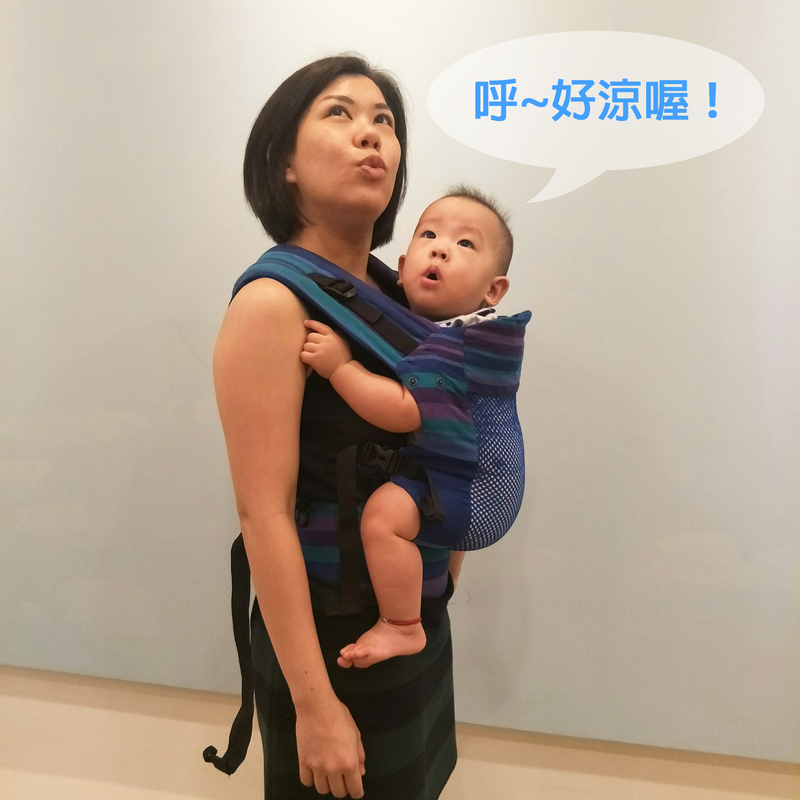 父母揹著孩子在室內開心律動,享受親密親子互動時光