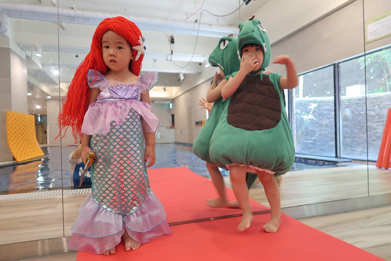 幼童游泳班學員著衣參與萬聖節水中活動