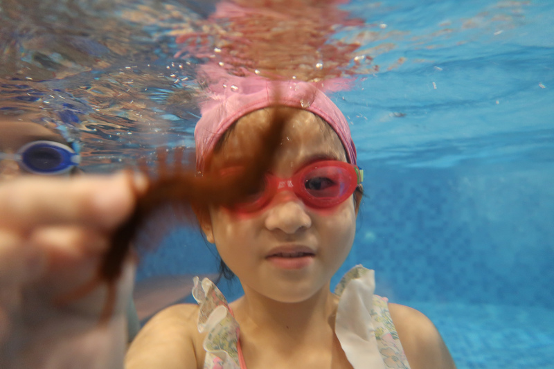 孩子們透過游泳課培養水中的親水能力