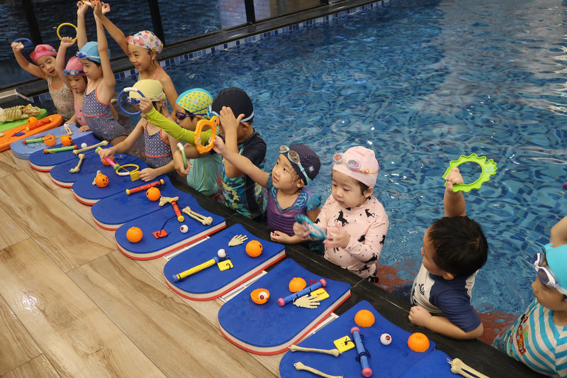 幼兒游泳課程中培養挑戰困難的勇氣