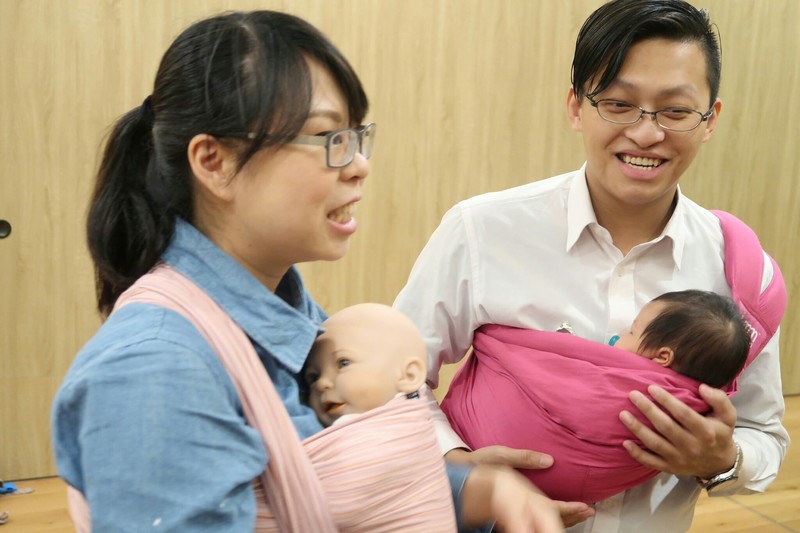 Oovi體驗班教授正確嬰兒揹巾穿戴技巧,父母輕鬆揹負寶寶,建立親密依附關係