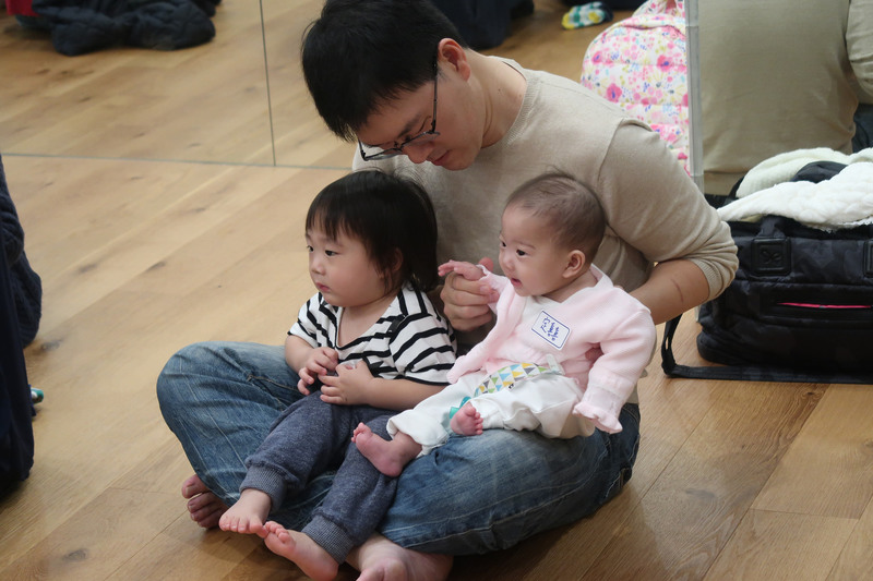 父親與孩子共讀,透過生活化的互動提升孩子思考力