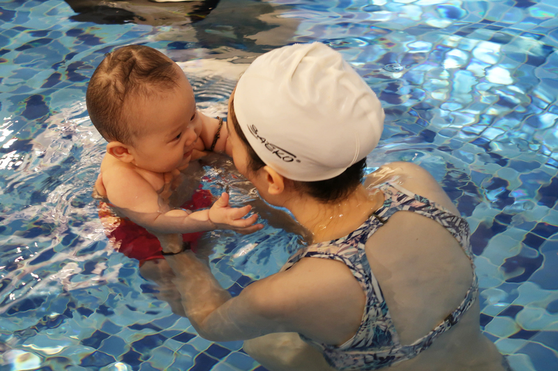 家長引導幼兒指認物品,擴充詞彙量