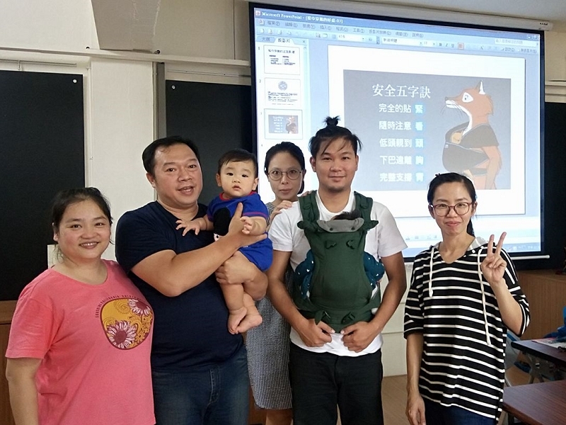 揹著孩子的Lisa笑容溫柔,顯示出親子間的親密與信任