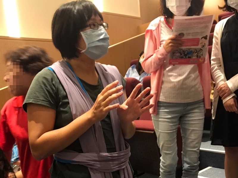 揹著孩子的米果漫步戶外,與寶寶一同享受探索的樂趣