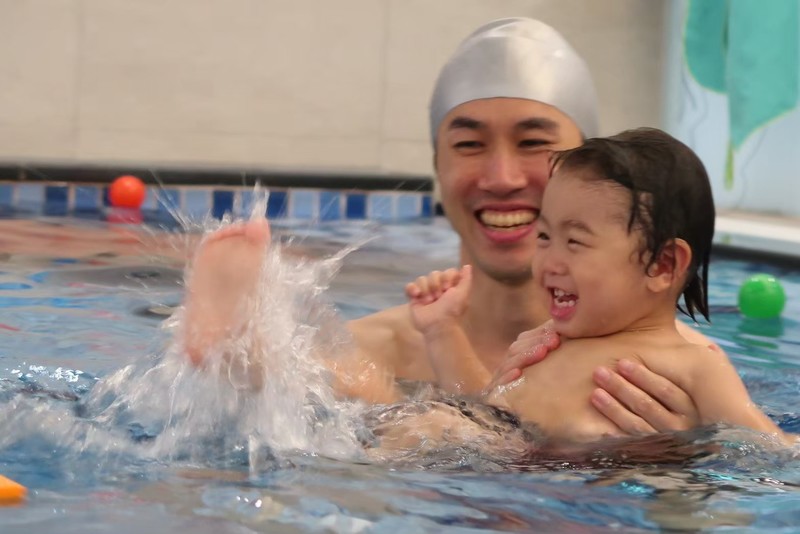 嬰兒與家長在水中進行親子游泳互動,建立親密關係