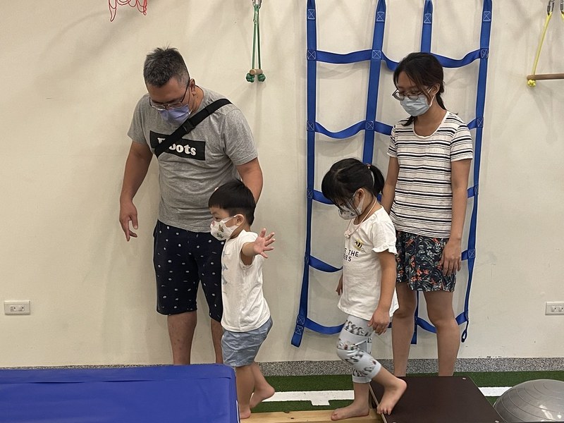全家人參與親子體能互動