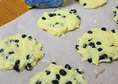 將餅乾麵團捏成小球狀