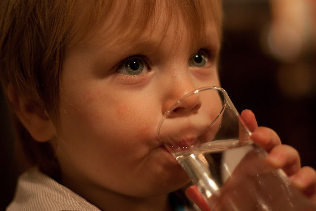 幼兒正在飲水的模樣,建立良好的水分補充習慣對成長發育至關重要
