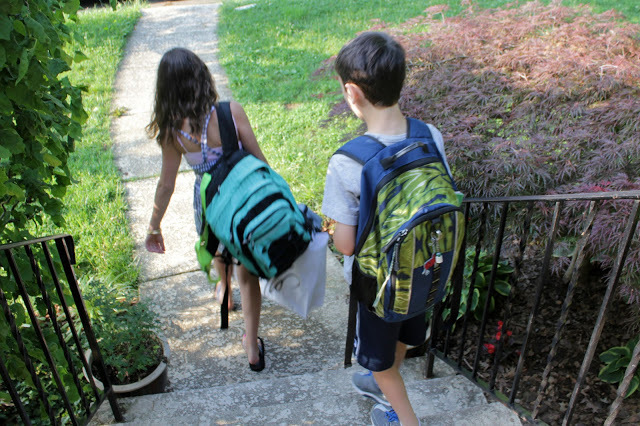 父母陪伴幼兒進行親子互動的溫馨瞬間