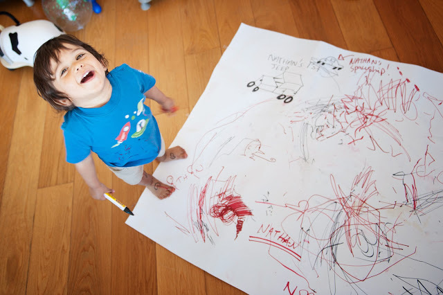4歲幼兒進行繪畫創作與發展測驗的場景