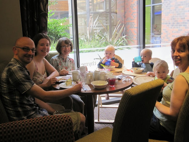 一家三口溫馨共餐的場景,象徵家庭連結與親子情感交流