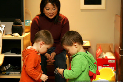 家長引導大孩子學習如何與年幼弟妹互動